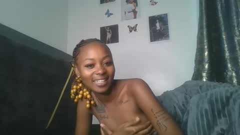 petite_queen69 online show from May 24, 12:37 pm