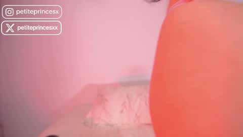 Snapshot of petiteprincesx chatting on October 10, 9:47 am Petiteprinces online show from October 10, 9:47 am