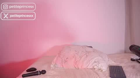 Snapshot of petiteprincesx chatting on October 11, 9:58 am Petiteprinces online show from October 11, 9:58 am
