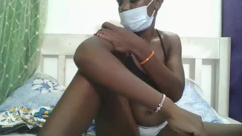 petitesweetchiq online show from November 15, 7:04 pm