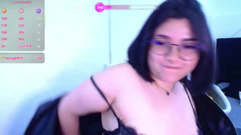 phylavell_ online show from June 28, 9:10 pm