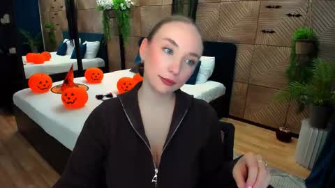 Emelie online show from November 4, 10:42 am