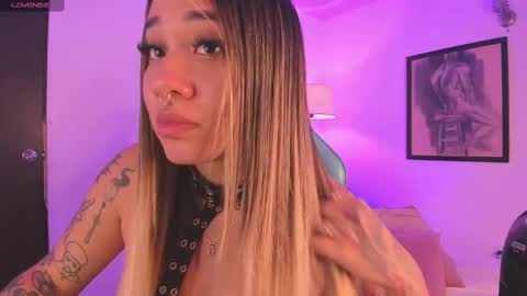 Snapshot of pink_quarz chatting on October 5, 10:59 pm KELLY online show from October 5, 10:59 pm