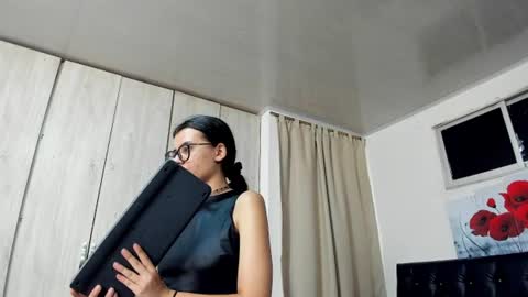 pinky_f00x online show from August 3, 9:20 pm
