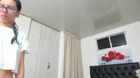 pinky_f00x online show from June 24, 7:24 pm