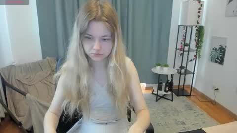Snapshot of pixel_nest chatting on September 17, 6:11 am Olga online show from September 17, 6:11 am