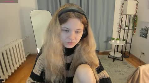 Snapshot of pixel_nest chatting on October 15, 6:05 am Olga online show from October 15, 6:05 am