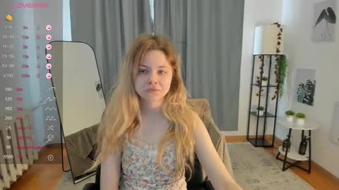 Snapshot of pixel_nest chatting on October 2, 5:45 am Olga online show from October 2, 5:45 am