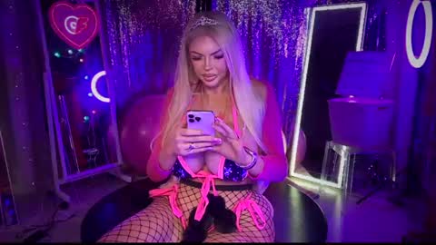 Snapshot of plasticfuckdoll chatting on February 8, 2:15 am Dumb bimbo fuck doll online show from February 8, 2:15 am