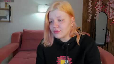 Polly online show from June 18, 1:07 am