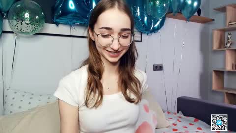 Snapshot of polly_bee chatting on October 12, 7:44 am Polly online show from October 12, 7:44 am