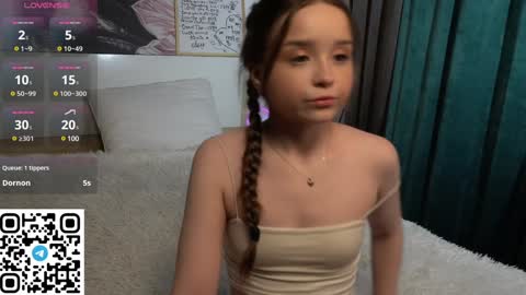 Snapshot of polly_dollie_ chatting on December 13, 8:25 pm Renet online show from December 13, 8:25 pm