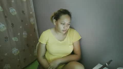 pretty_lyn08 online show from April 27, 1:19 pm