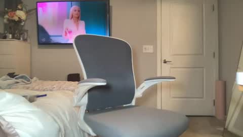 Discrete Pussy online show from August 4, 10:49 pm