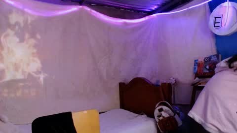  Elia  online show from December 3, 11:07 pm