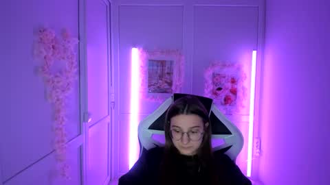 Amelie online show from May 2, 9:45 am