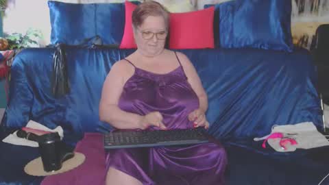 QueenPammy online show from April 28, 4:49 am