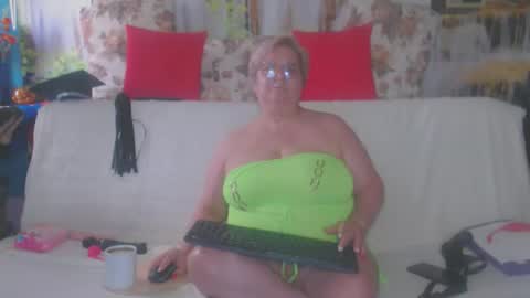 Snapshot of queenpammy chatting on September 28, 12:43 pm QueenPammy online show from September 28, 12:43 pm