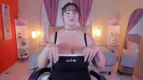 Q U E E N  V E L V E T  online show from July 14, 8:02 pm