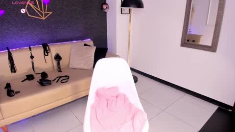 RACHEL ES online show from December 11, 8:18 pm