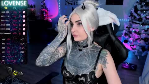 Snapshot of rachelqueen_ chatting on January 7, 5:20 pm Miko Pleasee help me get 100 likes online show from January 7, 5:20 pm