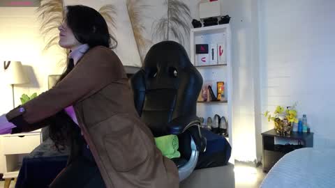 Snapshot of rapunzell__ chatting on January 16, 1:04 pm Rapunzell online show from January 16, 1:04 pm