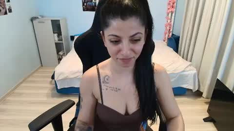 raven_haired_goddess online show from June 30, 8:19 pm