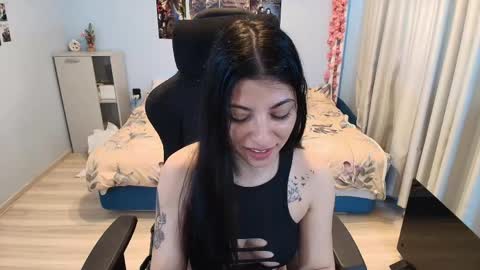 raven_haired_goddess online show from May 4, 7:01 am