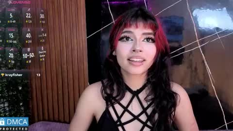 raven_rox_ online show from May 4, 7:28 pm