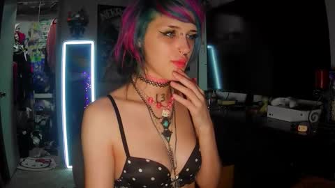 Snapshot of ravynstar13 chatting on October 20, 7:00 am ravynstar13 online show from October 20, 7:00 am