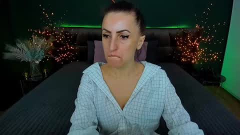Snapshot of rebecca_diamonds chatting on February 6, 6:40 am rebecca_diamonds online show from February 6, 6:40 am