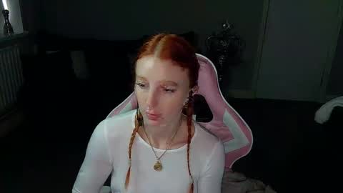 Snapshot of red_firesquirt chatting on January 29, 2:32 pm Red -  online show from January 29, 2:32 pm