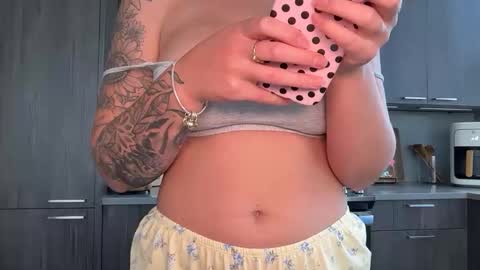 reecemariexx online show from April 24, 4:21 pm