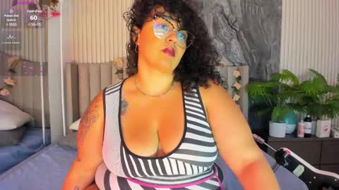 reginavegaa online show from March 4, 12:01 pm