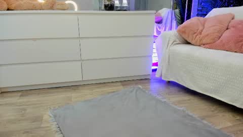 reina cummings online show from June 18, 6:59 am