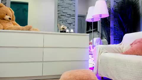 reina cummings online show from June 18, 9:14 am