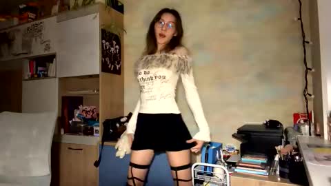 Mia online show from February 18, 5:01 pm