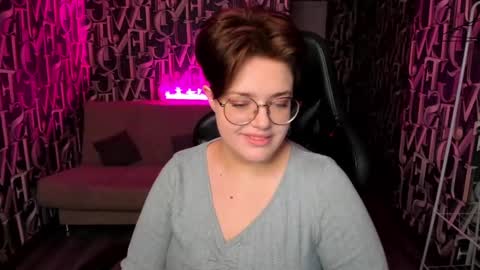 Snapshot of renee_turner chatting on December 15, 12:29 am renee_turner online show from December 15, 12:29 am