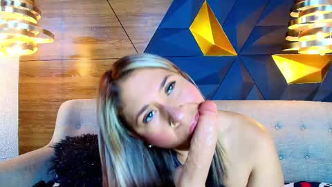 Snapshot of riley_reid_19 chatting on September 23, 7:45 pm kamila online show from September 23, 7:45 pm