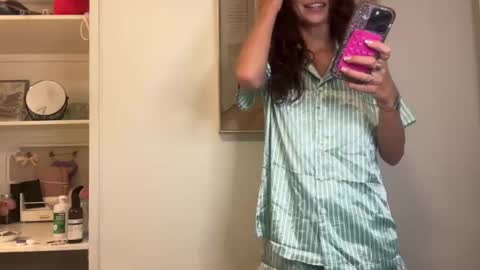 Snapshot of rileysmitheree chatting on October 17, 5:05 pm Riley online show from October 17, 5:05 pm