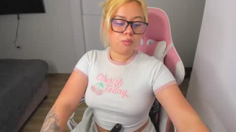 Val online show from June 17, 9:38 pm