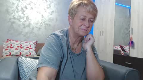 Snapshot of roses_and_lillies chatting on January 26, 5:55 pm Lovepinklilly online show from January 26, 5:55 pm