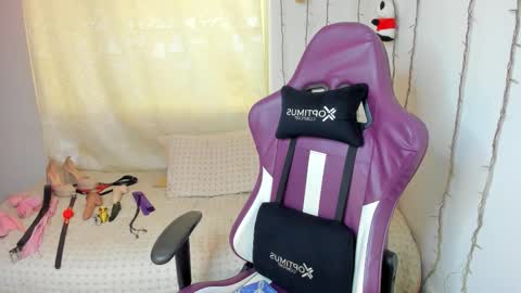 ROSSE DEMOND  online show from March 19, 8:02 pm