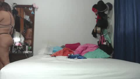 Snapshot of rousse_ellise1 chatting on March 9, 2:29 am rousse online show from March 9, 2:29 am
