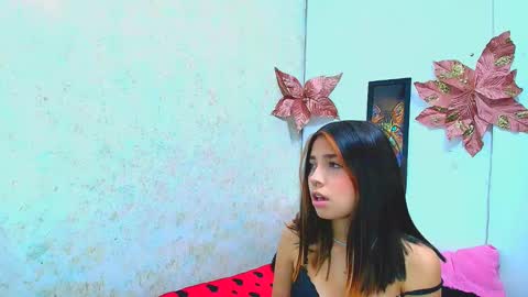 Snapshot of rousse_violet chatting on February 3, 7:31 pm rousse_violet online show from February 3, 7:31 pm