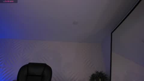 Roxanne Hill  online show from July 30, 11:11 am