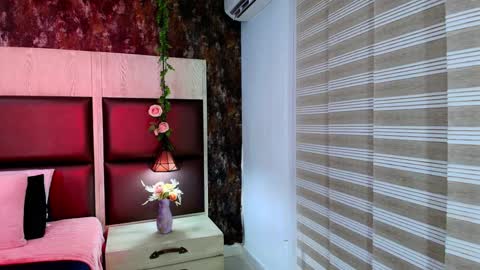 Snapshot of roxy_skye chatting on September 24, 12:59 pm Roxy Skye online show from September 24, 12:59 pm