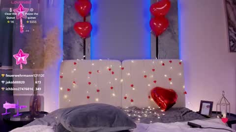 AnikaIm so hot that Ive already burned myself do you want me to set you on fire too  online show from February 15, 7:51 am