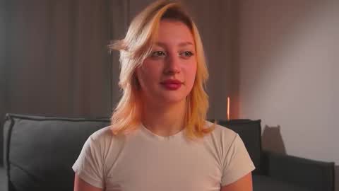 Snapshot of rue_novella chatting on October 21, 3:05 pm Mila online show from October 21, 3:05 pm