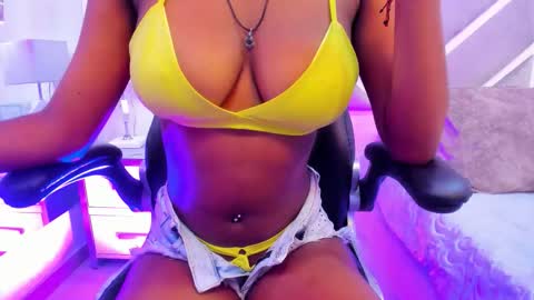 Snapshot of sabrinabrownn chatting on October 17, 7:00 am SabrinnaBrownn online show from October 17, 7:00 am